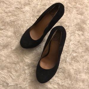 Black wedge pumps
